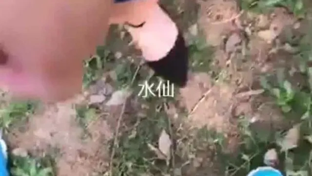 Une belle ancre séduit un instructeur de fitness au parc pour un cadeau, mais un passant a tellement peur qu'il sort sa bite