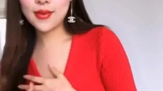 La déesse Sirui Tiger fait la course en portant des sous-vêtements sexy rouges transparents avec des talons hauts et en flirtant avec la langue.