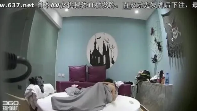 情趣酒店古堡房偷拍下午没有课四眼仔和女友开房翻云覆雨过