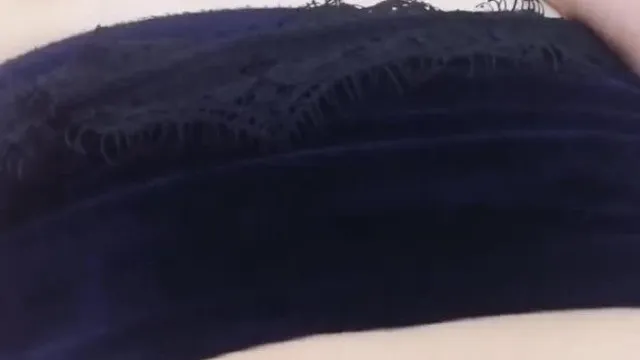 La célébrité Internet Liu Ting interprète une merveilleuse performance de sa fille se réveillant alors qu'elle dormait dans sa chambre et poussant un gémissement incestueux avec son père.