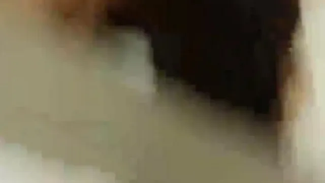 Une jolie beauté aux cheveux courts s'enregistre dans une chambre de motel pour faire l'amour et ne peut cacher son excitation en voyant une grosse bite