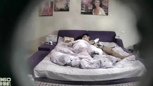 酒店偷拍让人打得遍体鳞伤的小混混绑着石膏和女友啪啪大力