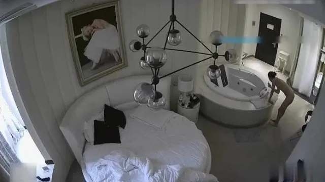 La fille en vêtements blancs a été baisée encore et encore par l'homme au gros ventre. Il ne l'a pas lâchée après avoir pris une douche.