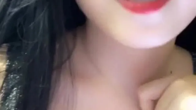 [学生妹系列] 22岁女大生琉夏~第一次露乳大秀!!揉美乳玉指速插浪穴~处女秀就玩那么大~