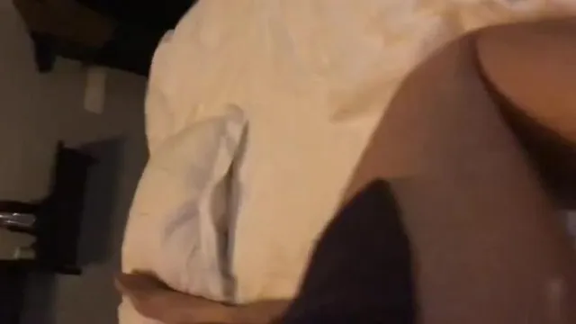 双胞胎齐打交~姊妹俩一起玩脚交~两个小逼轮流爆操~