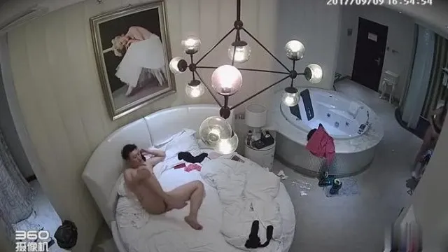 [Fotos ocultas del hotel] La alta azafata uniformada es seductora ~ reserva una habitación de hotel con su novio rico ~ tiene sexo explosivo en múltiples posiciones ~ ¡pero accidentalmente es fotografiada en secreto y filtrada!