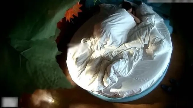 [酒店偷拍] 小情侣开房啪啪~清纯马尾辫子妹很害羞~被微微插入后就大解放~