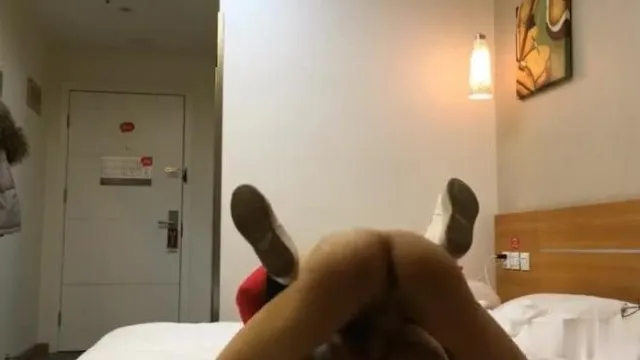 [本土精选!] 呆哥 少女还在跟妈妈聊天 男友的肉棒已经蠢蠢欲动了 最后被操到哭惹? ?? ? ???