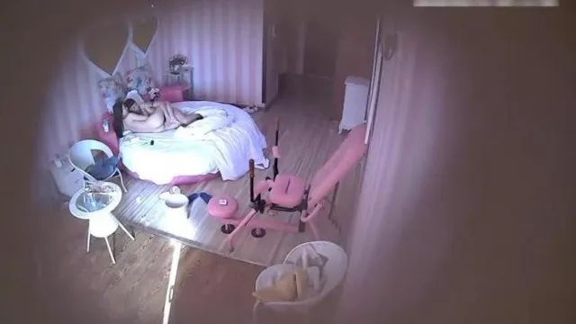 [酒店偷拍] 纹身小伙子床战长髮正妹~看似清纯但内心像匹狼~饥渴淫叫连电视声都盖不住~