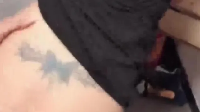 知名服飾品牌遭殃?!出外癢癢了怎麼辦~直接衝進更衣室狂咬一波~光也還不夠當然還要直接無套猛上!!
