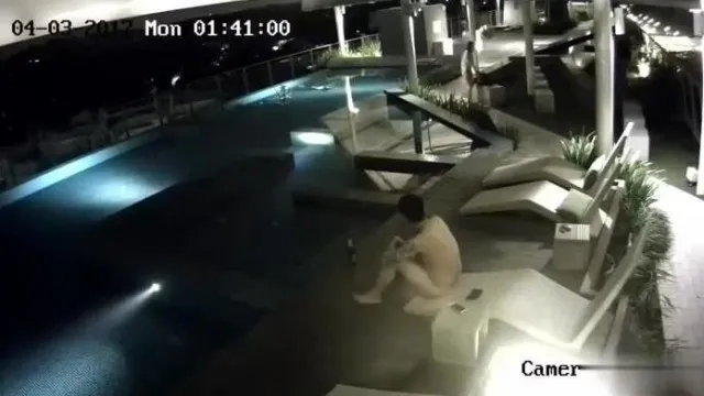 [Hong Kong] Una pareja en un hotel ~ no podía dormir y gritaba en medio de la noche ~ fue a la piscina en el último piso para tener un polvo intenso ~