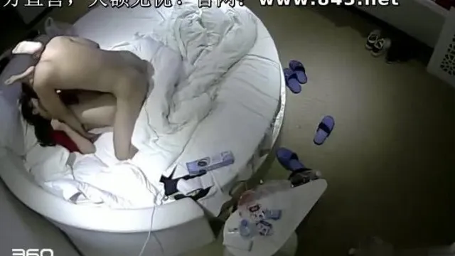 [Fotografía sincera del hotel] La niña de rojo está teniendo sexo en el hotel con su novio debajo de la misma colcha ~ teniendo sexo con la parte inferior de su cuerpo ~