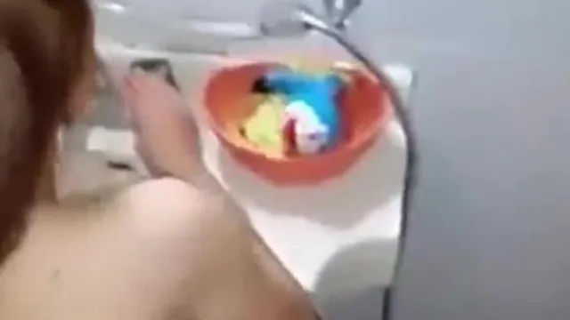 Casal jovem fazendo sexo sem camisinha no banheiro~Barriga gorda batendo na bunda empinada~Olha você no espelho~?