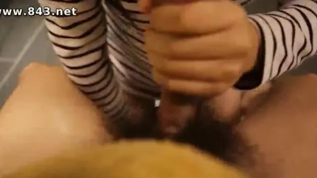 溫柔學妹太嫩不敢爆操~只好穿著衣服溫柔無套抽插嫩穴~