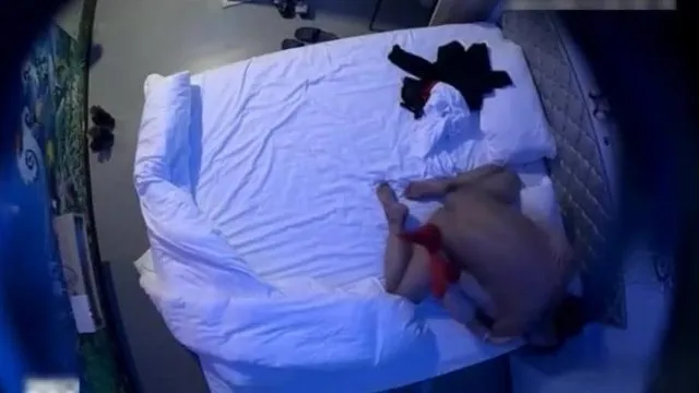 [酒店偷拍] 猴急的货车司机与情人激情开房~红袜子式爱情的印记不能脱~
