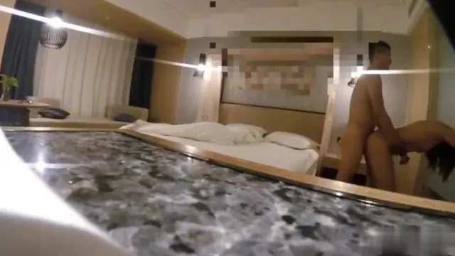 ?我操得爽?还是妳男朋友厉害?? 富二代酒店爆操偷情女大生~啪啪啪操的感觉快哭了QQ