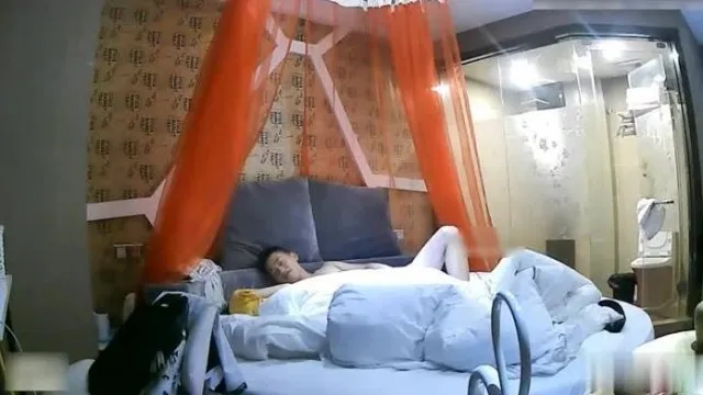 [酒店偷拍] 艺校大学情侣档~相约放学滚床单~外表矜持~稍稍挑逗一下就露出淫蕩的一面~
