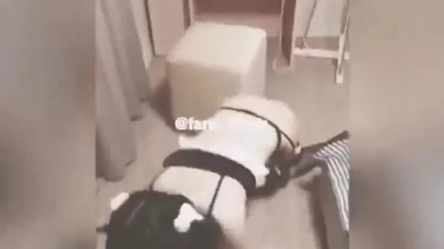 [调教系列] 女僕的犬奴调教~贱狗!!舔我的袜子吧!!