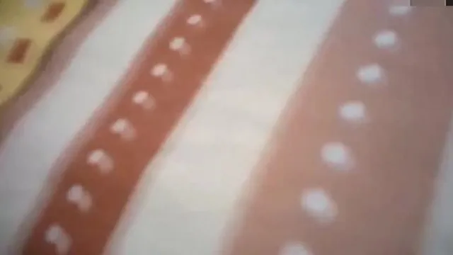 ?进来吧！? 砲房直接插三指进逼逼~搞得妹子呻吟不断~