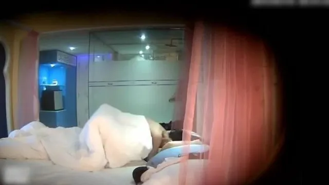 [Hotel Hidden Shots] Une jolie fille et son petit ami s'amusent dans une pièce ~ je ne peux pas m'empêcher de lui toucher la chatte en regardant la télévision ~ laissez son petit ami jouir fort !!