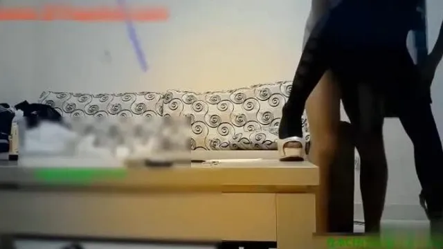 [本土精选] 仓本C仔 迷失在沙发上的黑丝袜美眉~操到美眉忍不住喊：?我受不了了~你快点！快点给我！快！?