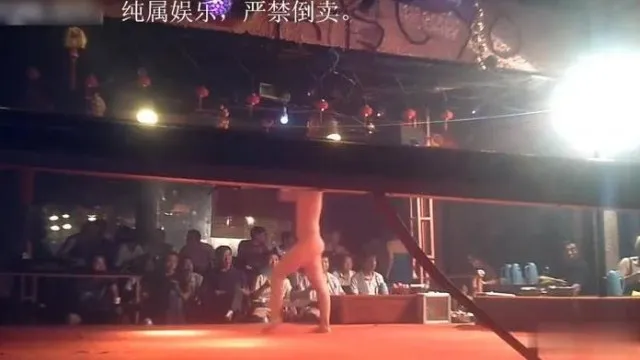 Un bar de striptease en cierto país ~ ¡Las actuaciones de striptease nocturnas siempre hacen que los ricos paguen por su dinero! ¡¡La zona del rock también tiene beneficios especiales ~