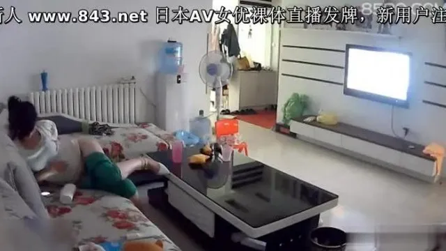 在客厅跟小姨子玩游戏,刚玩玩儿子就跑来,真是吓死本宝宝了