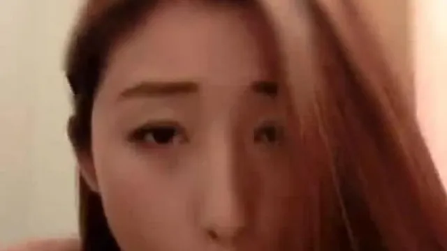 Chica caliente local se toma una selfie, tiene el trasero casi roto~(1)