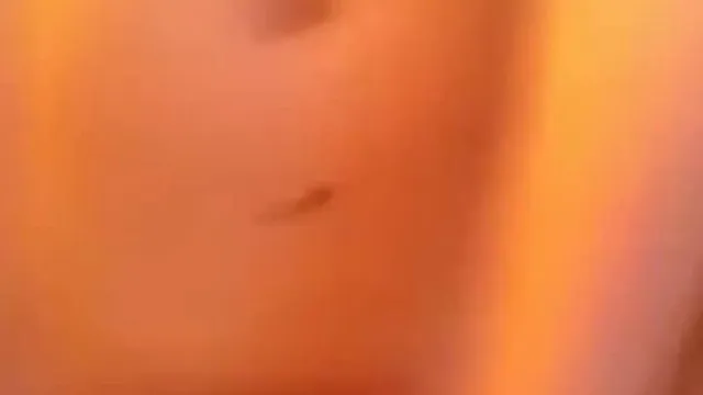 年纪那么小的女孩怎么那么大的巨乳!!脸还蛮可爱!