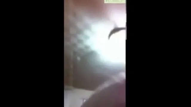 [Узнаю свое лицо!] Что ты делаешь, зять, дай мне посмотреть секс-видео такой красивой сестры...