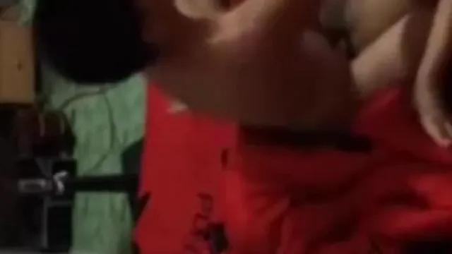 Sous cet angle, on voit que les seins de ma sœur sont très féroces et qu'elle adore baiser.