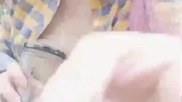 18岁小妹下午两点到公园自拍露出 还大胆拿水果塞入妹妹做保养