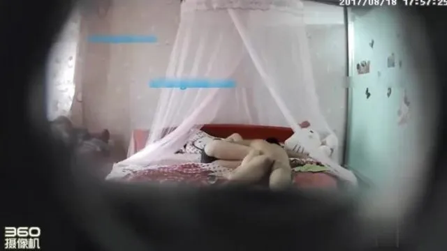 Une beauté filmée secrètement en jeans en train de faire l'amour, gémissant dès qu'elle attrape ses jambes fines