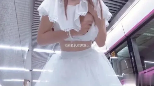 网红就是要让大家都看见! 从进站一路到车厢不停露出！ (3)