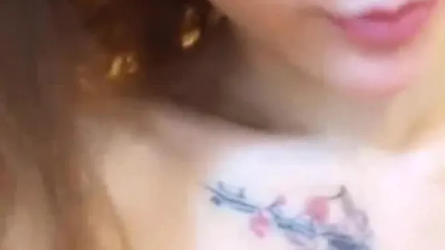 性感美女手机直播在沙发上发骚 :宝贝我弄得都是水