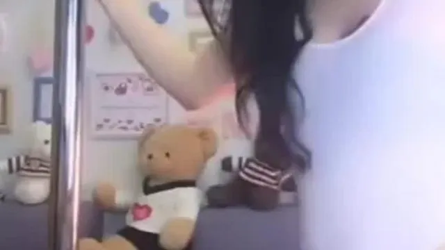 妖姬小狐仙除了钢管舞还準备道具插小B!