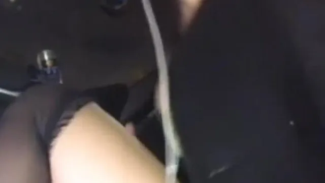 正妹公然在大马路旁"自high"了起来  火辣身材谁都忍不住看下去