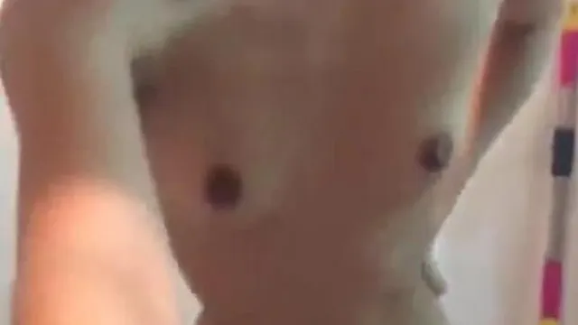 Uma nova tira de nudez que se popularizou recentemente !! A linda garota usou o vídeo de seu corpo fresco e macio como garantia !!