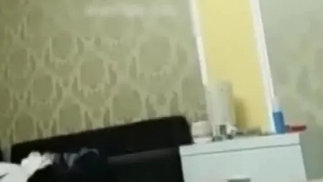 La niña traviesa (?? . ??) lamió la paleta y se comió el palito de su padrino. También usó la paleta para hacer juego con el palito, papá, tu palito es tan dulce.