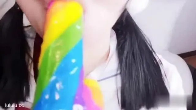 Le loli de trois pouces avec des queues de cheval jumelles est transparent et tendre et a l'air si frais et doux (4)