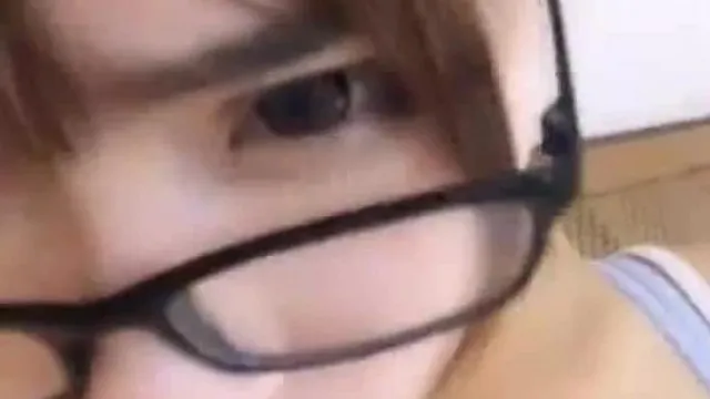 她看着我脱！大奶妹为帮父母还债「只好脱了」  颜值绝对可钓到土豪啊！