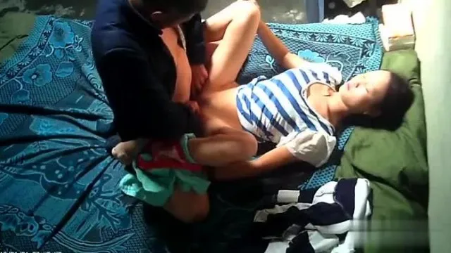 [本土偷拍!]老大爷不戴套与站壁女嘿咻 偷拍的角度真是老练