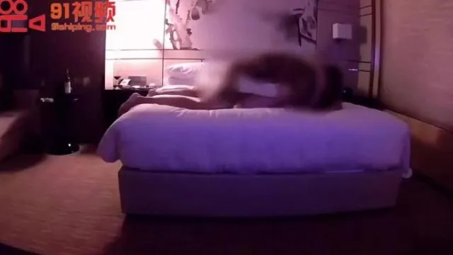 妹子脚上都打石膏还是要相干