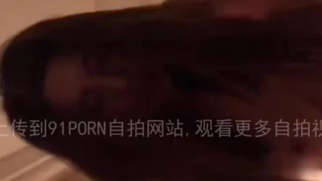 大奶妹说不看镜头还是爽到在镜头前舔舌