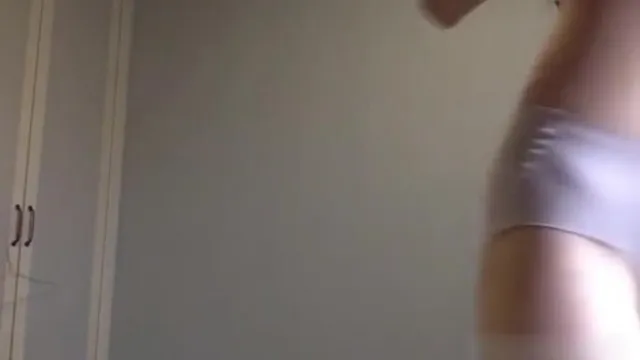 A menina loira e terna acabou de sair do banho, seu cabelo ainda está molhado e ela está muito atraente.