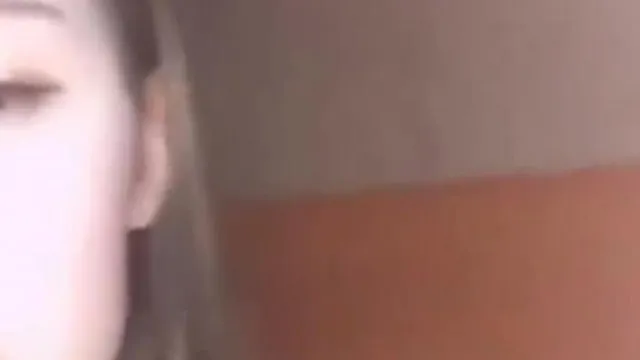 La belle présentatrice a interagi avec enthousiasme avec les internautes, ses mains et sa bouche ne se sont jamais arrêtées.