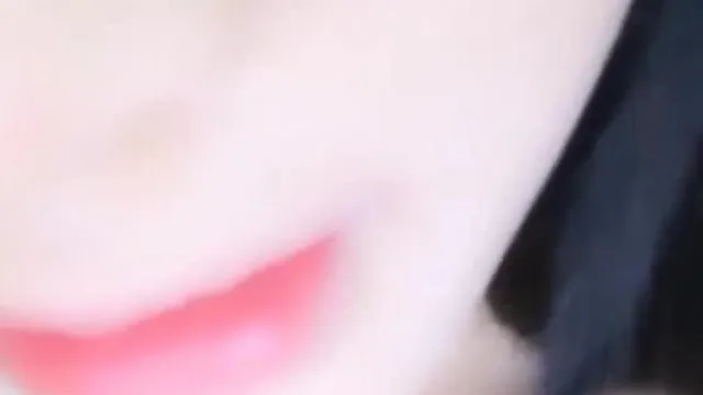 女大生家境贫困只好趁寒假全裸赚外快! 双乳雪白皮肤稚嫩