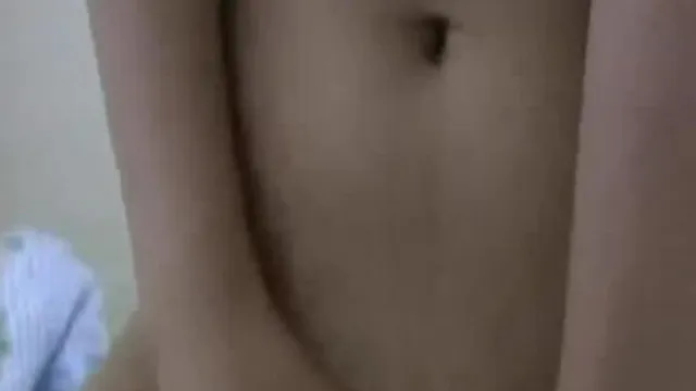 [Reconnaissez votre visage !] La fille est très jeune à cet âge, et elle est très attirante car elle attrape lentement la tige et la met dedans tout en ayant l'air un peu nerveuse.