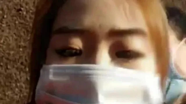 紅衣女在幫工人清理雞雞做善心