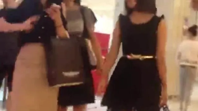 Sério? Ele é um gênio secreto da fotografia!! Fingindo que vai às compras e o segue, mas na verdade ele quer ver a bela paisagem sob a saia da linda garota!!